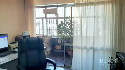 Salon; podłoga drewniana, światło dzienne, styl nowoczesny, wysokie sufity