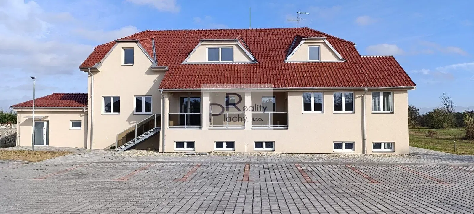 Σαλόνι; ξύλινο πάτωμα, φυσικό φως, μοντέρνο στυλ, ψηλά ταβάνια