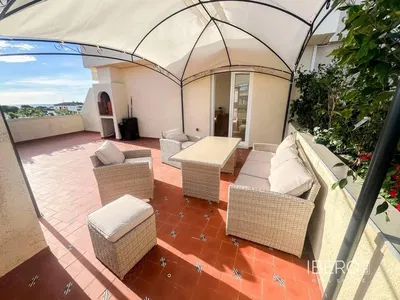 Salon; podłoga drewniana, światło dzienne, styl nowoczesny, wysokie sufity