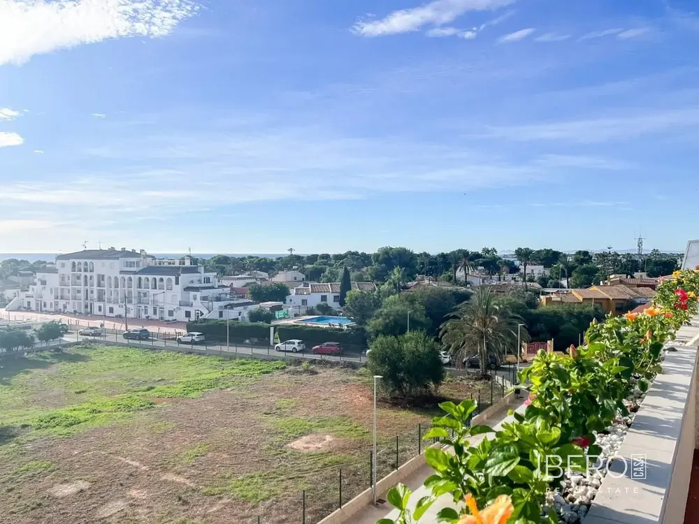 Salon; podłoga drewniana, światło dzienne, styl nowoczesny, wysokie sufity