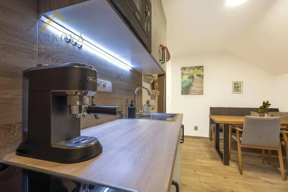 Woonkamer; houten vloer, natuurlijk licht, moderne stijl, hoge plafonds