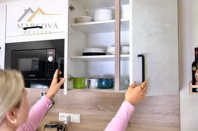 Woonkamer; houten vloer, natuurlijk licht, moderne stijl, hoge plafonds