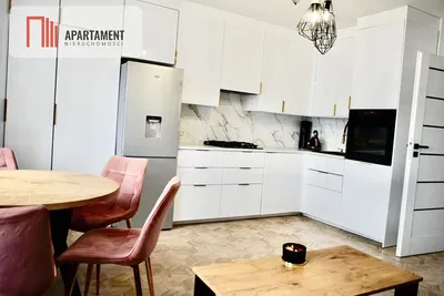 Salon; podłoga drewniana, światło dzienne, styl nowoczesny, wysokie sufity