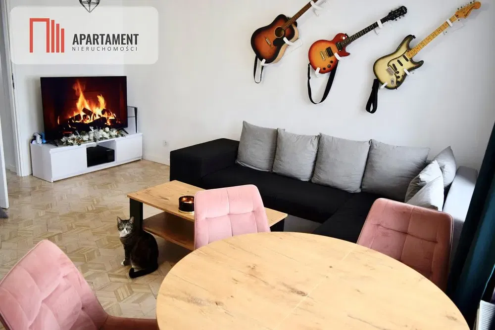 Salon; podłoga drewniana, światło dzienne, styl nowoczesny, wysokie sufity