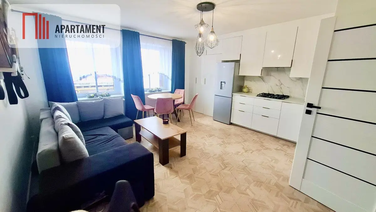 غرفة معيشة; أرضية خشبية, ضوء طبيعي, أسلوب عصري, أسقف عالية