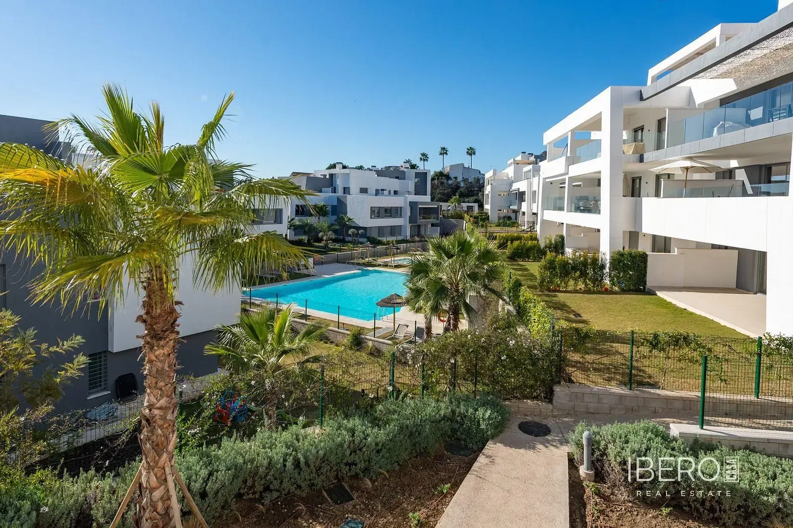 Living room; wood floor, natural light, modern style, high ceiling