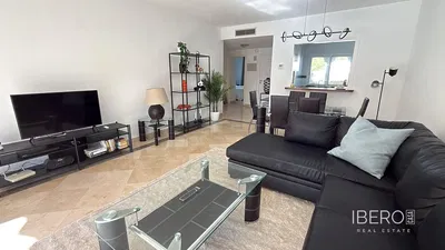 غرفة معيشة; أرضية خشبية, ضوء طبيعي, أسلوب عصري, أسقف عالية