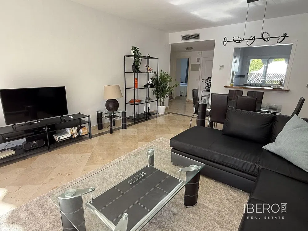 غرفة معيشة; أرضية خشبية, ضوء طبيعي, أسلوب عصري, أسقف عالية