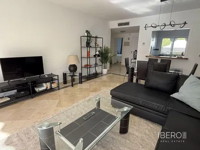 غرفة معيشة; أرضية خشبية, ضوء طبيعي, أسلوب عصري, أسقف عالية