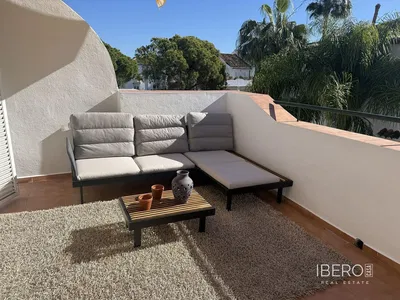 غرفة معيشة; أرضية خشبية, ضوء طبيعي, أسلوب عصري, أسقف عالية