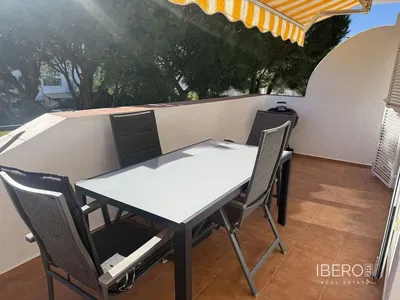 غرفة معيشة; أرضية خشبية, ضوء طبيعي, أسلوب عصري, أسقف عالية