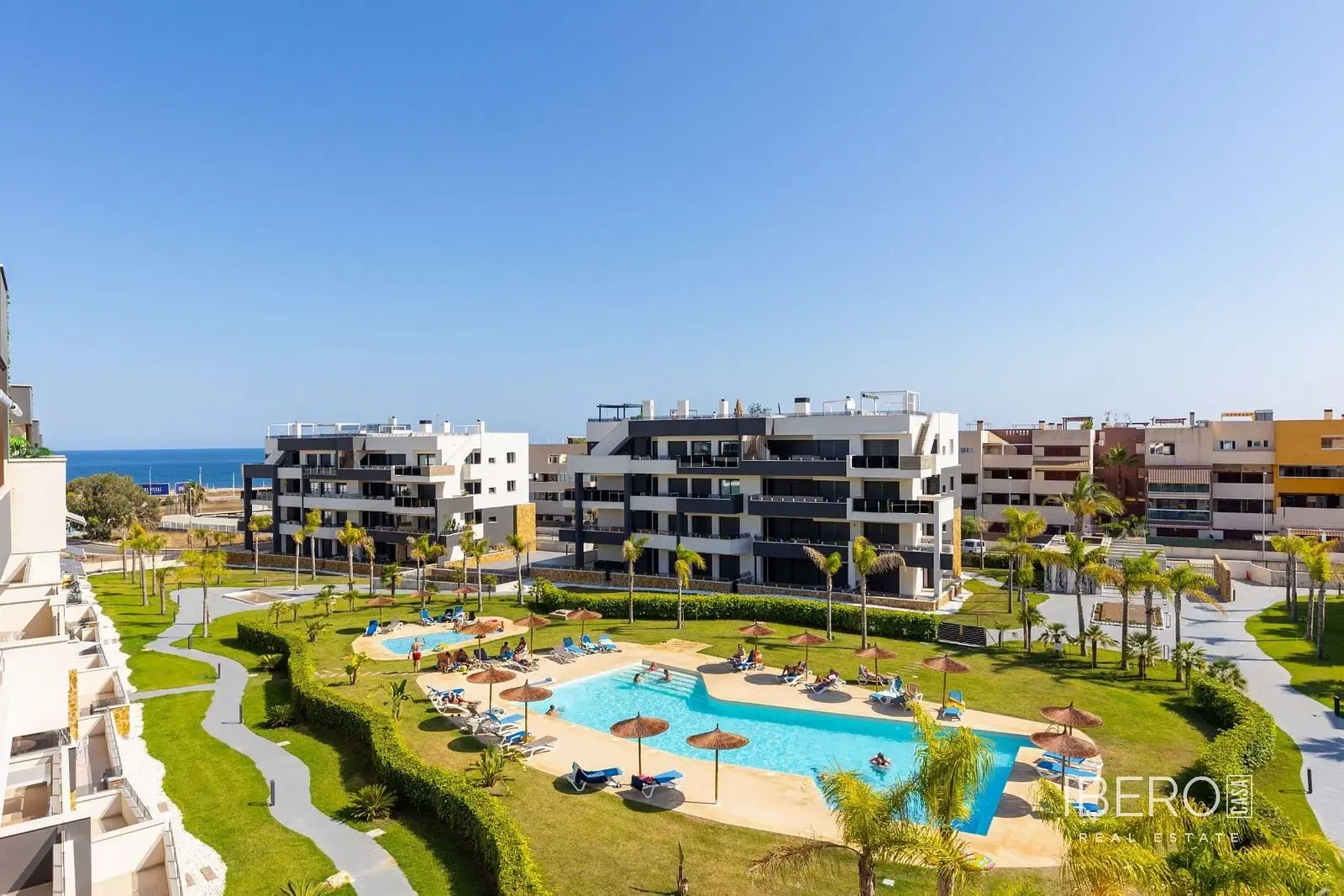 Woonkamer; houten vloer, natuurlijk licht, moderne stijl, hoge plafonds