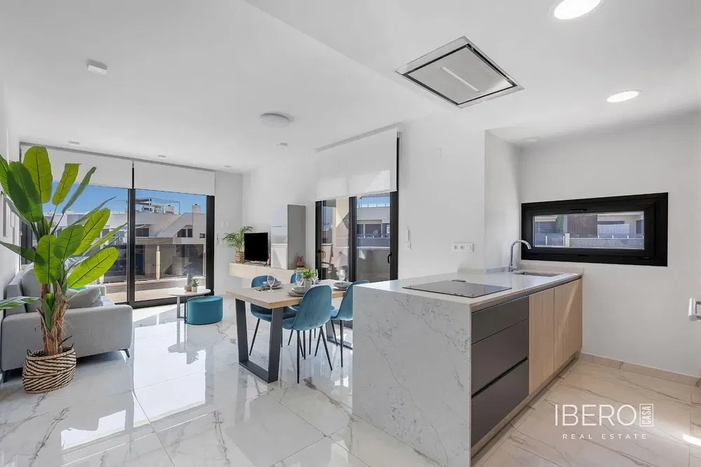 Woonkamer; houten vloer, natuurlijk licht, moderne stijl, hoge plafonds