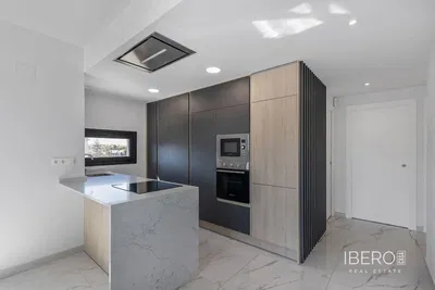 Woonkamer; houten vloer, natuurlijk licht, moderne stijl, hoge plafonds