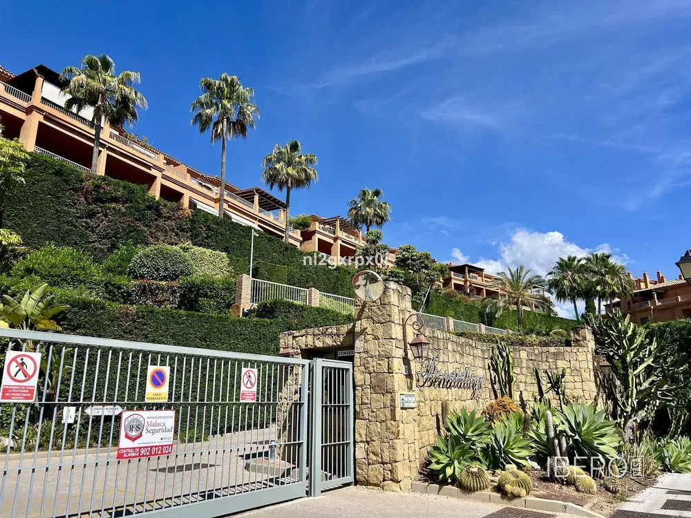 Salon; podłoga drewniana, światło dzienne, styl nowoczesny, wysokie sufity