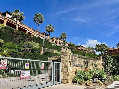 Salon; podłoga drewniana, światło dzienne, styl nowoczesny, wysokie sufity