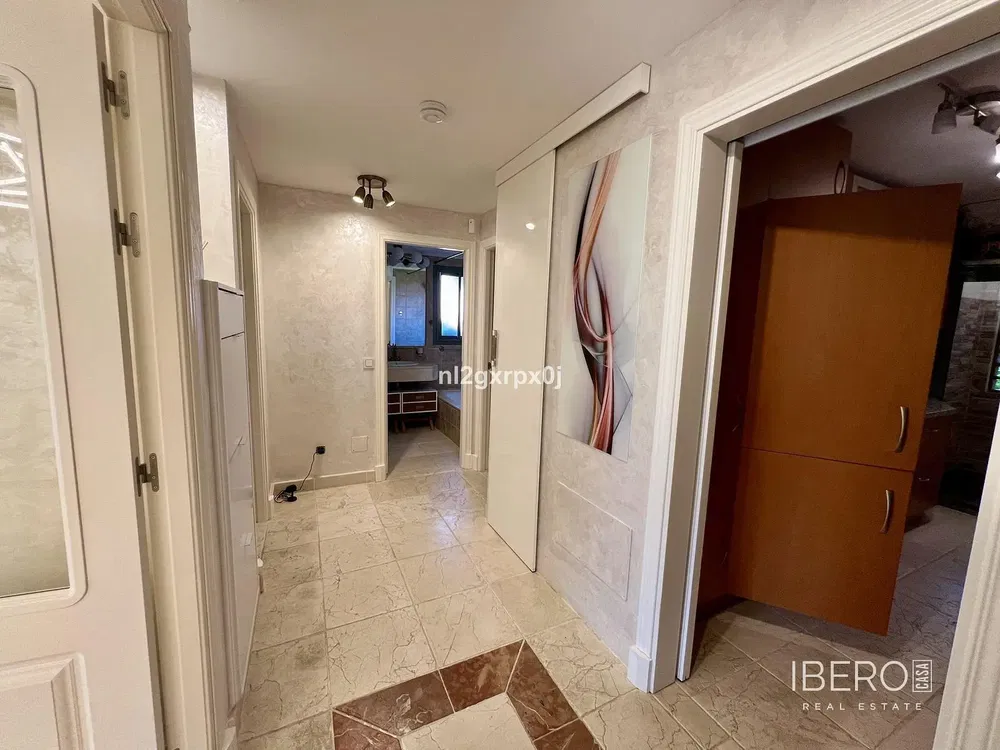 Salon; podłoga drewniana, światło dzienne, styl nowoczesny, wysokie sufity