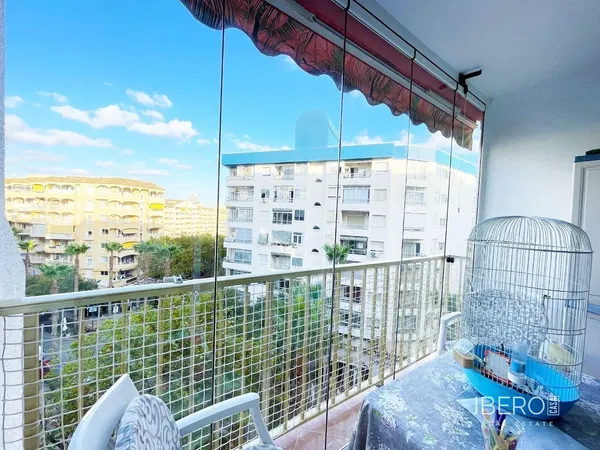 Living room; wood floor, natural light, modern style, high ceiling