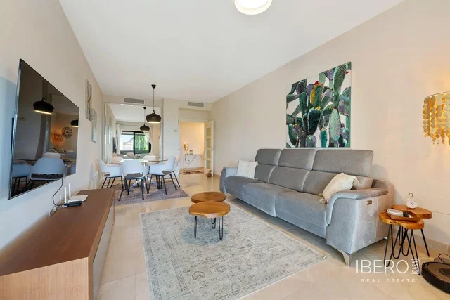 Wohnzimmer; holzboden, tageslicht, moderner stil, hohe decken