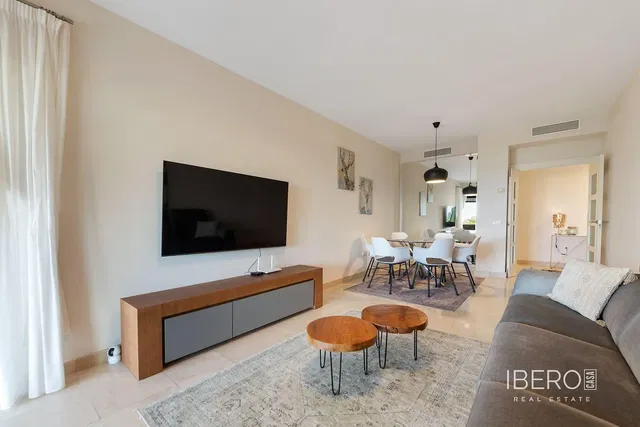 Wohnzimmer; holzboden, tageslicht, moderner stil, hohe decken