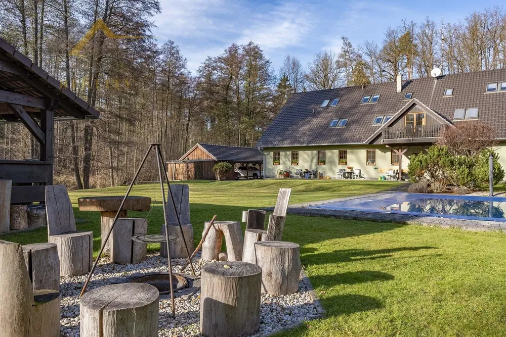 Woonkamer; houten vloer, natuurlijk licht, moderne stijl, hoge plafonds