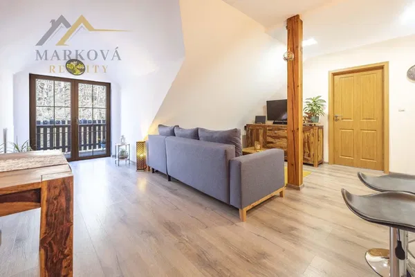 Woonkamer; houten vloer, natuurlijk licht, moderne stijl, hoge plafonds