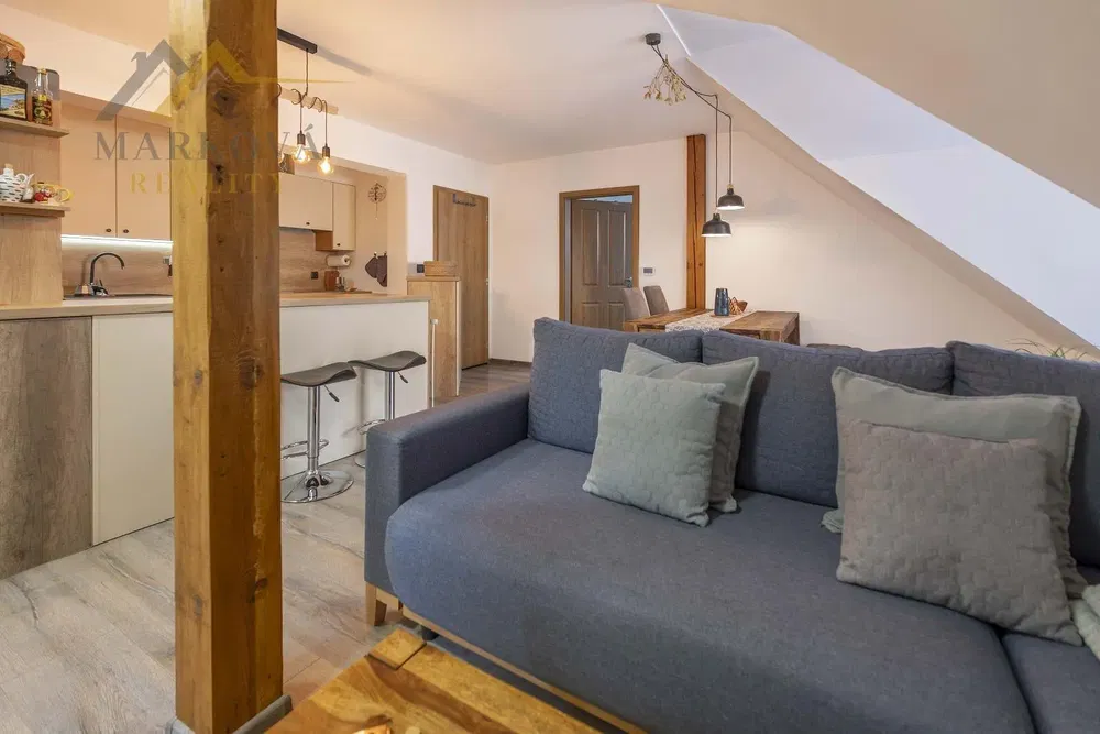 Woonkamer; houten vloer, natuurlijk licht, moderne stijl, hoge plafonds