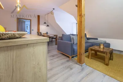 Woonkamer; houten vloer, natuurlijk licht, moderne stijl, hoge plafonds