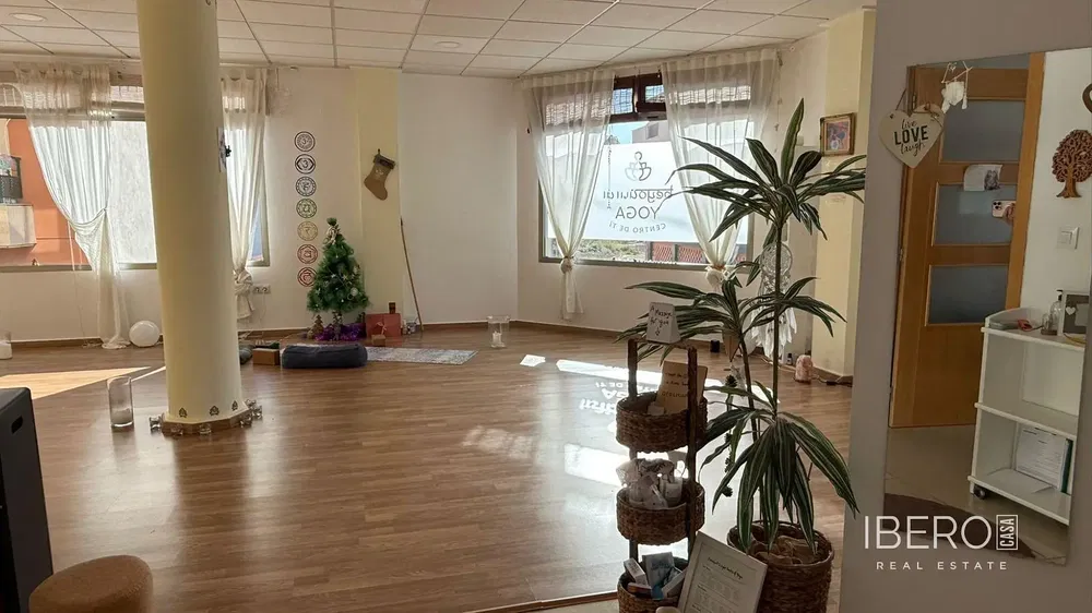 Salon; podłoga drewniana, światło dzienne, styl nowoczesny, wysokie sufity