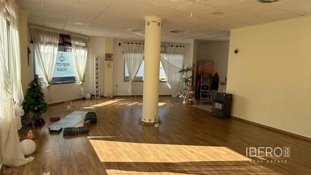 Salon; podłoga drewniana, światło dzienne, styl nowoczesny, wysokie sufity