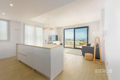 Salon; podłoga drewniana, światło dzienne, styl nowoczesny, wysokie sufity