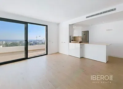 Salón; suelo de madera, luz natural, estilo moderno, techos altos