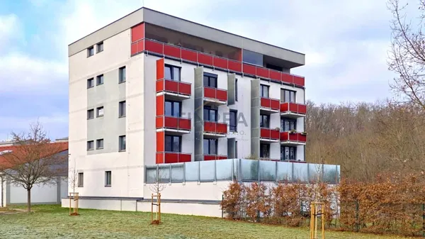 Woonkamer; houten vloer, natuurlijk licht, moderne stijl, hoge plafonds