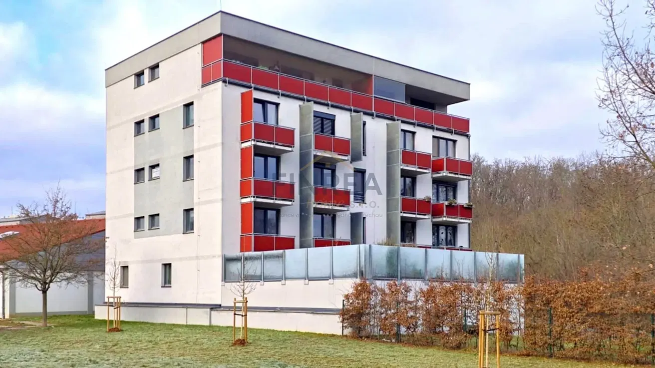 Obývací pokoj; dřevěná podlaha, přirozené světlo, moderní styl, vysoké stropy
