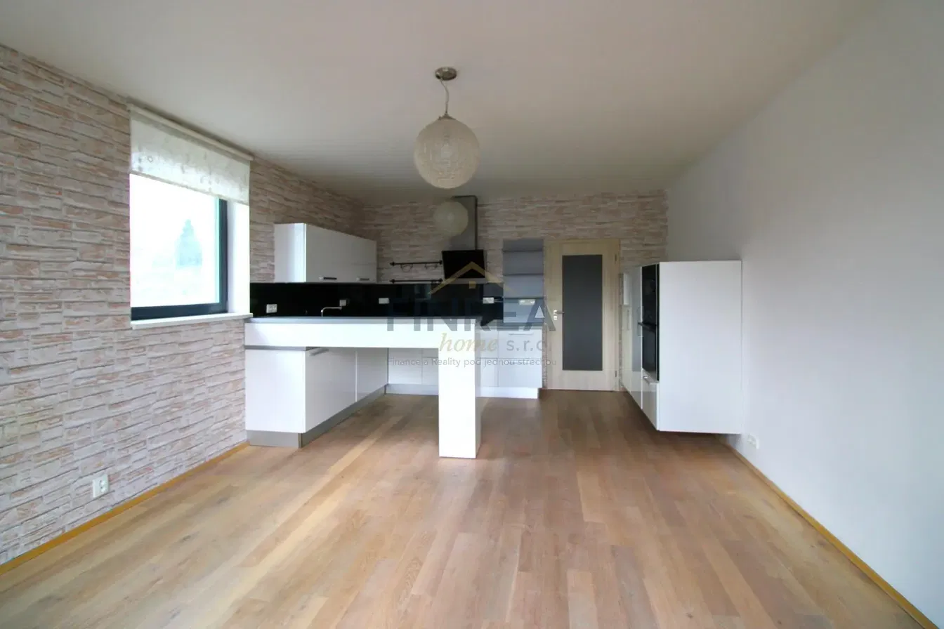 Obývací pokoj; dřevěná podlaha, přirozené světlo, moderní styl, vysoké stropy