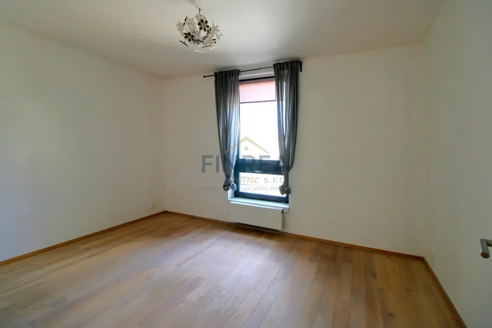 Oturma odası; ahşap zemin, doğal ışık, modern stil, yüksek tavan