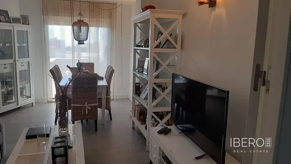 Oturma odası; ahşap zemin, doğal ışık, modern stil, yüksek tavan