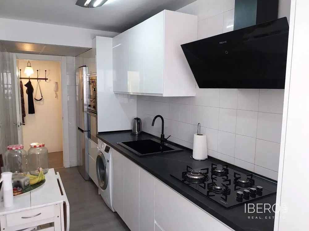 Oturma odası; ahşap zemin, doğal ışık, modern stil, yüksek tavan