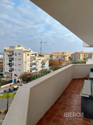 Oturma odası; ahşap zemin, doğal ışık, modern stil, yüksek tavan