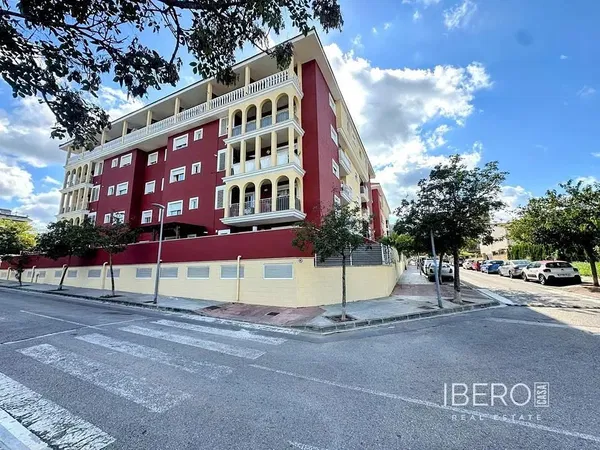 Living room; wood floor, natural light, modern style, high ceiling
