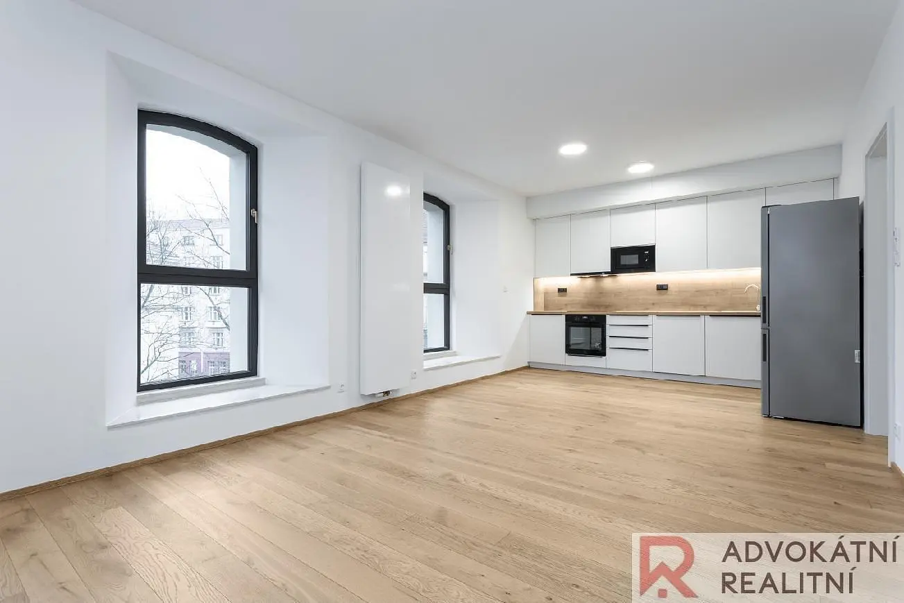 Σαλόνι; ξύλινο πάτωμα, φυσικό φως, μοντέρνο στυλ, ψηλά ταβάνια