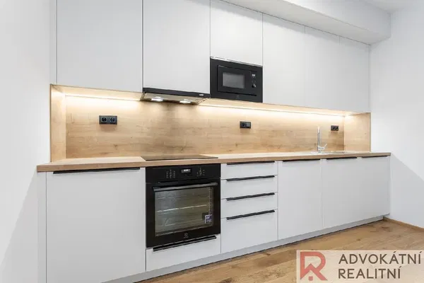 Woonkamer; houten vloer, natuurlijk licht, moderne stijl, hoge plafonds