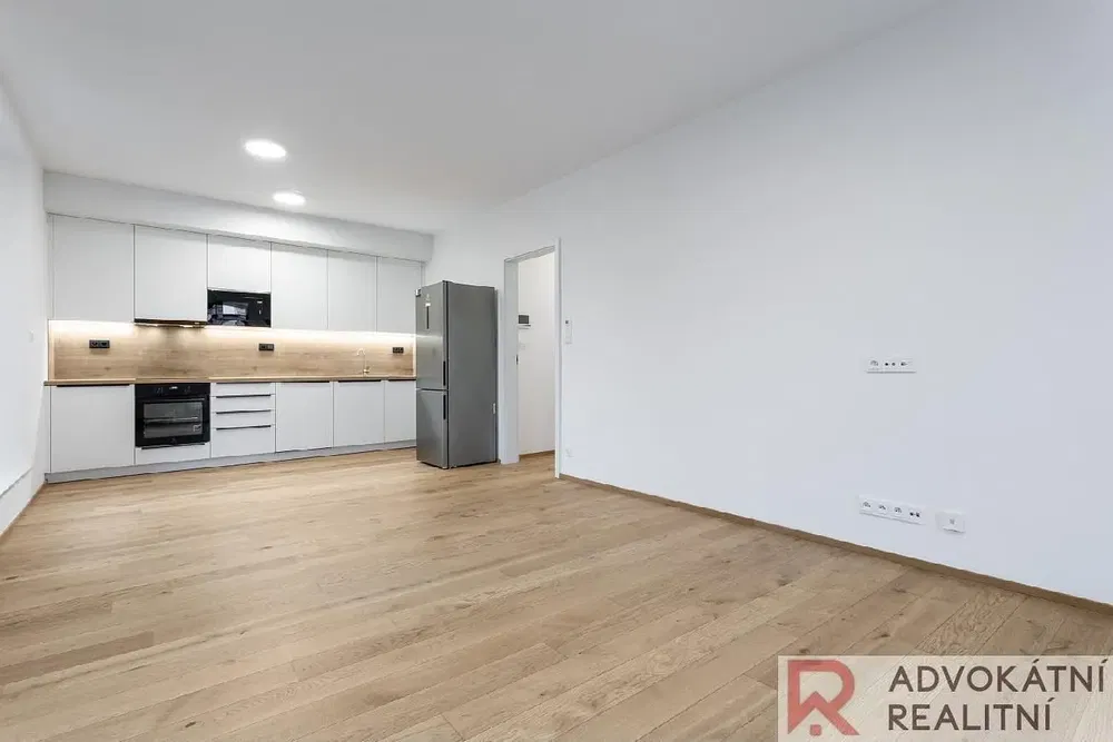 Σαλόνι; ξύλινο πάτωμα, φυσικό φως, μοντέρνο στυλ, ψηλά ταβάνια