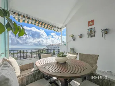 Salon; podłoga drewniana, światło dzienne, styl nowoczesny, wysokie sufity