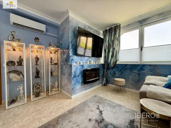 Living room; wood floor, natural light, modern style, high ceiling