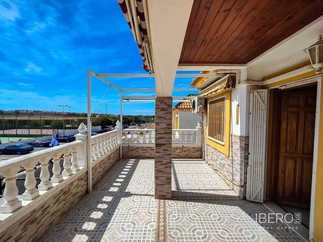 Wohnzimmer; holzboden, tageslicht, moderner stil, hohe decken