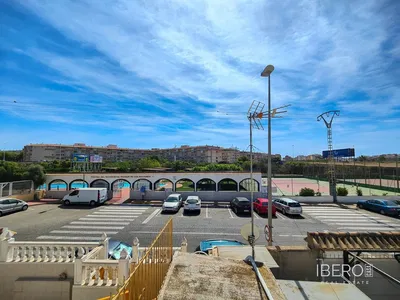 Salon; podłoga drewniana, światło dzienne, styl nowoczesny, wysokie sufity