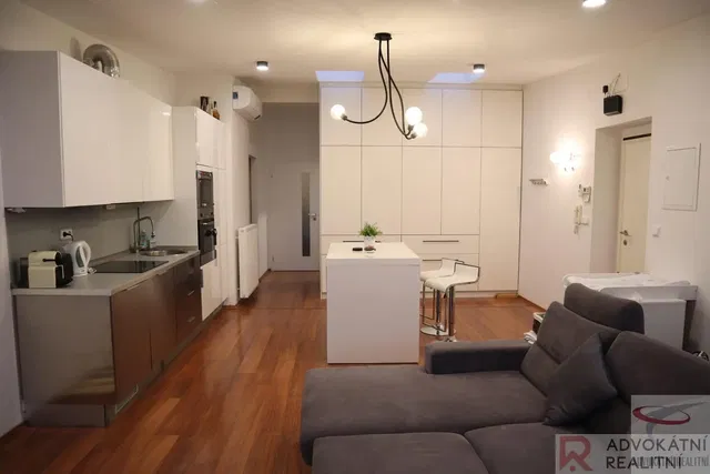 Хол; дървен под, естествена светлина, модерен стил, високи тавани