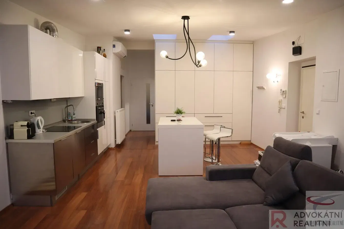 Living room; wood floor, natural light, modern style, high ceiling