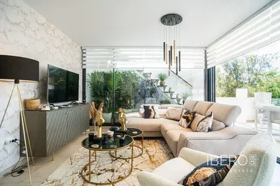 Salon; podłoga drewniana, światło dzienne, styl nowoczesny, wysokie sufity